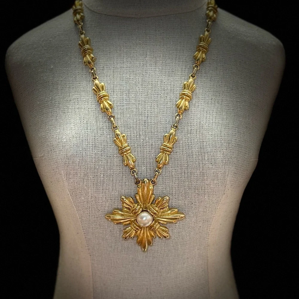 SOLD Vintage. 1972 Mimi Di N - Runway Necklace - Picture 6 of 15